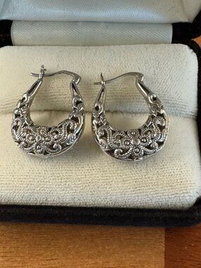 SterlingSilver 925 Earrings Floral Pattern with Small Stone in Center Hoop